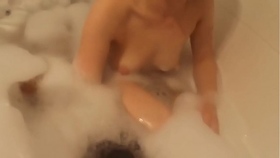 Amateur Teen Couple in Bathtub gives Footjob and Blowjob